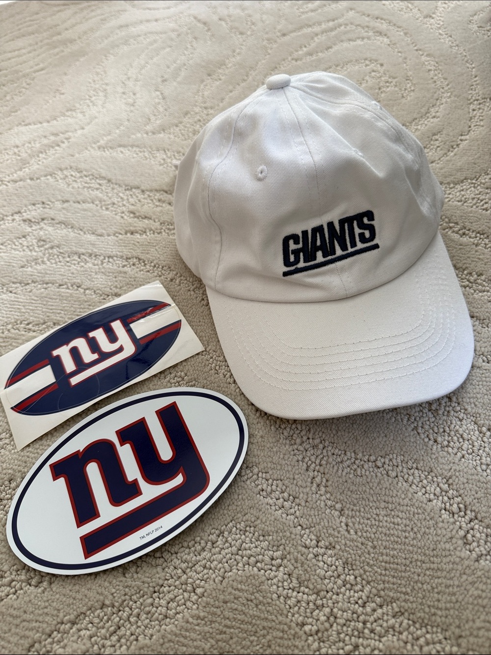 NY GIANTS White Kids Football Cap. 1 sticker and 1 magnet included.